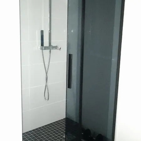 Superbe Dans Maison Neuve, Propre Et Bien Aeree *
